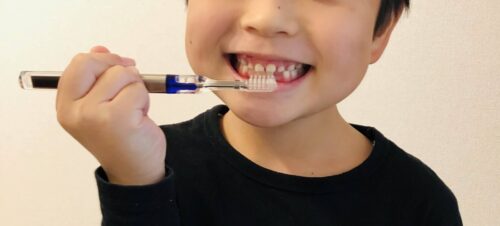 ソラデーの歯ブラシで歯を磨く男の子